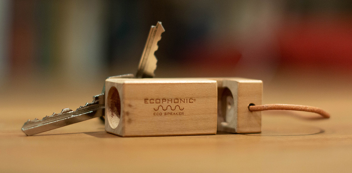 Blog de Ecophonic. Altavoz NANO. A pesar de su reducido tamaño amplifica el sonido con alta calidad y lo puedes llevar a todas partes.