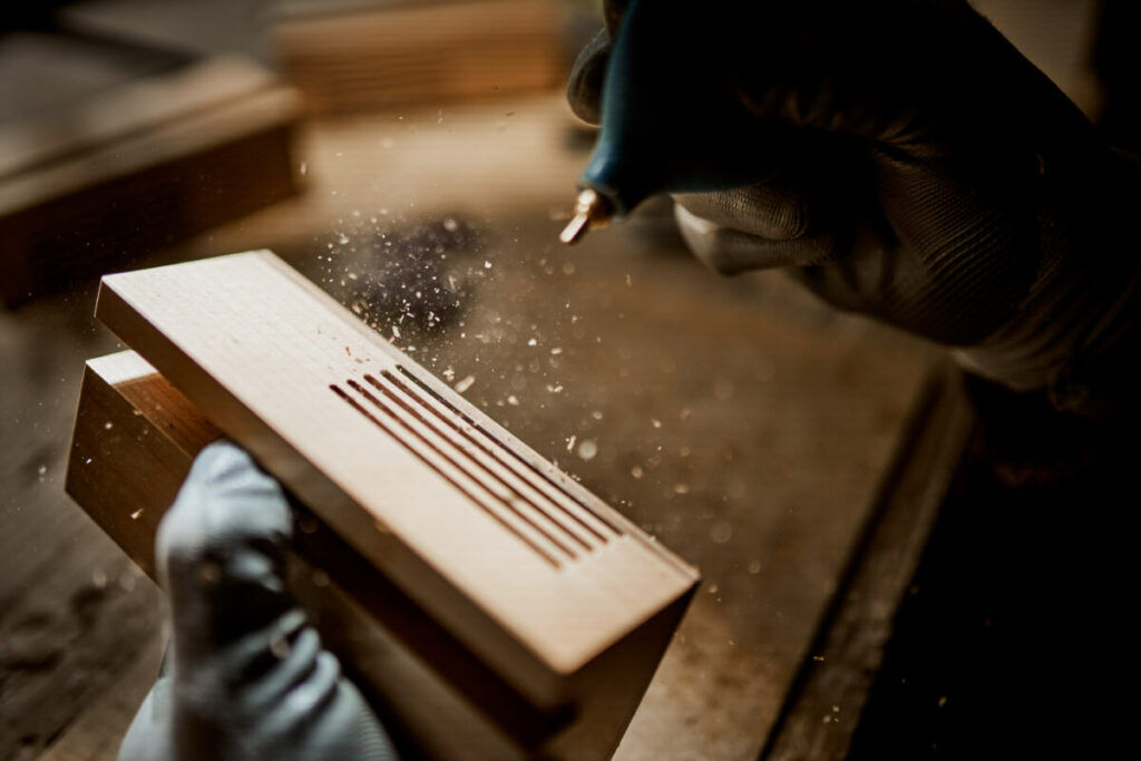 Herramientas de corte de madera y amoladora de madera sobre una mesa de  madera.