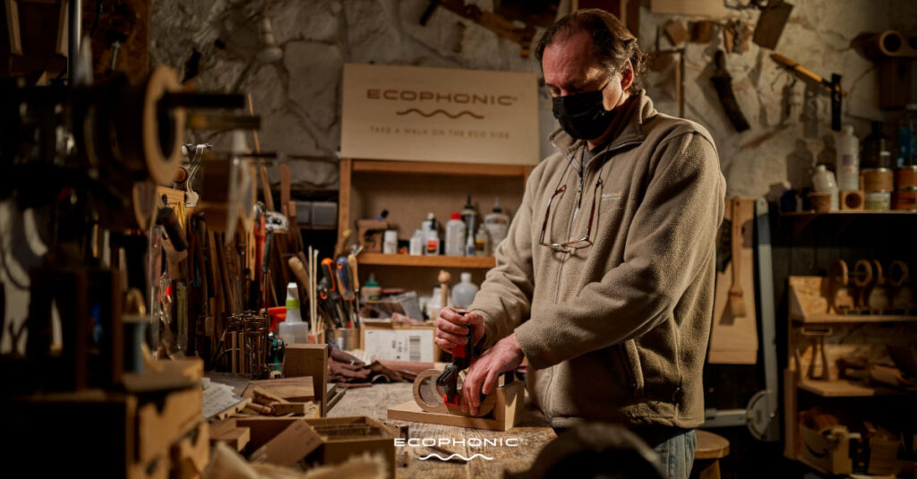 Ecophonic es artesanía española de altavoces para moviles en madera de bosques sostenibles. 