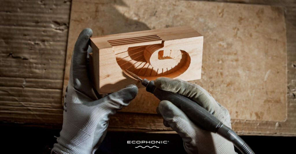 Ecophonic es artesanía española de altavoces para moviles en madera de bosques sostenibles. Hecho a mano. Talla manual modelo radio.