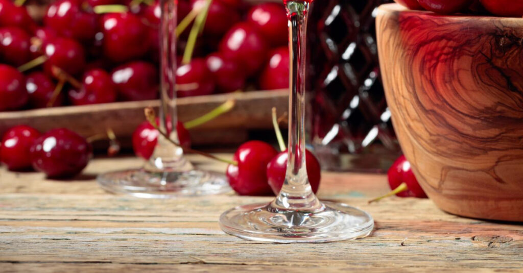 Las manchas de vino u otro tipo de alcohol que caen en la madera, son difíciles de limpiar.