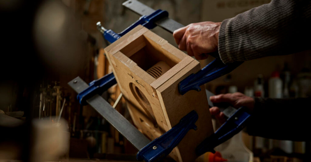 Curvado de la madera del altavoz ROLL. Plegado manual artesanal aplicando calor o humedad.